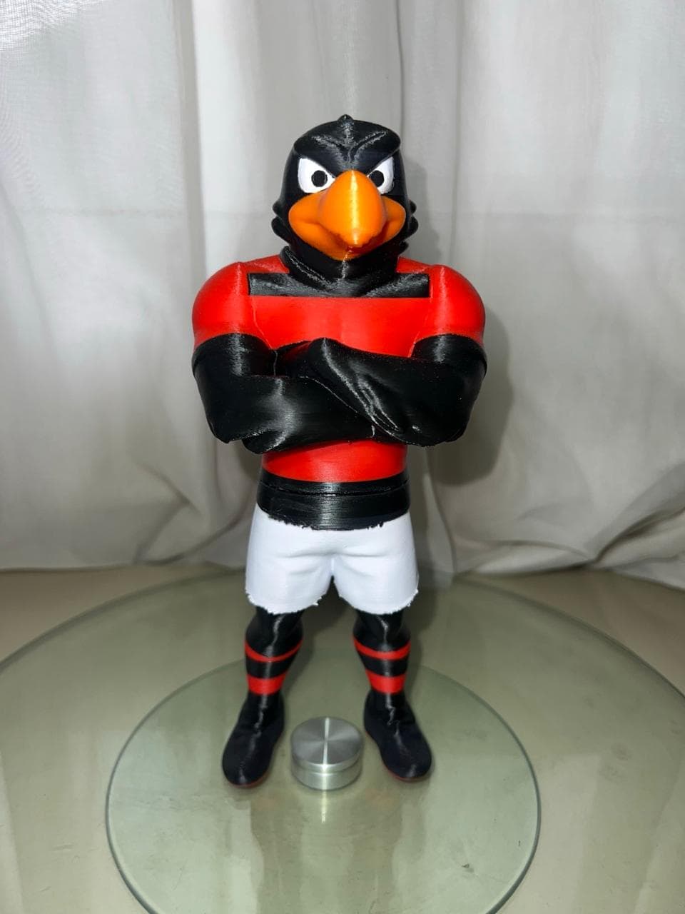 Mascote Flamengo Urubu "braços cruzados"